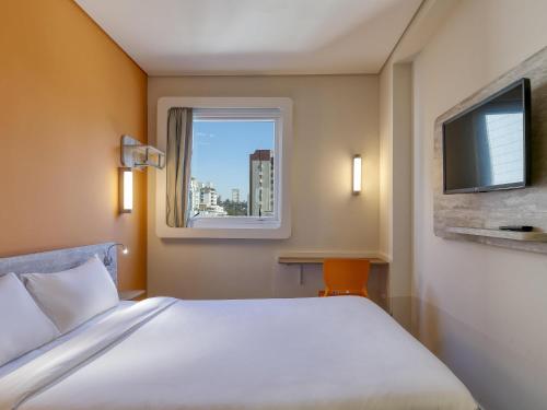 Кровать или кровати в номере ibis budget BH Savassi