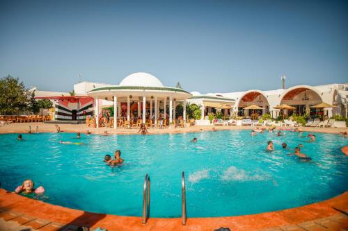 Bazén v ubytování Zodiac Hôtel & Aqua Park nebo v jeho okolí