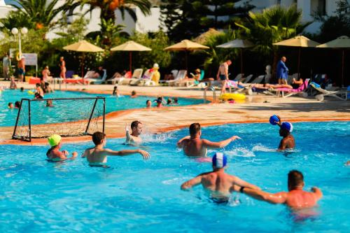 Bazén v ubytování Zodiac Hôtel & Aqua Park nebo v jeho okolí