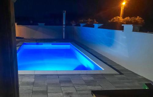 Una piscina en un patio trasero por la noche. en Nice Home In Kutina, en Brinjani