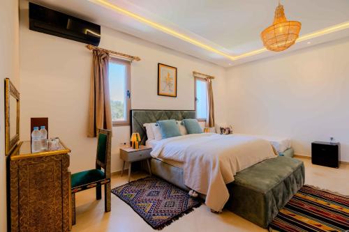 Una cama o camas en una habitación de Riad Tammam