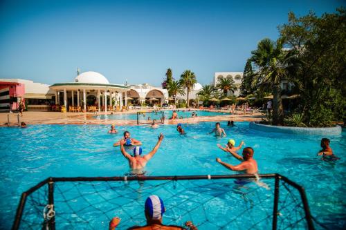Bazén v ubytování Zodiac Hôtel & Aqua Park nebo v jeho okolí