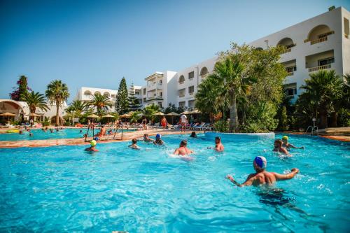 Bazén v ubytování Zodiac Hôtel & Aqua Park nebo v jeho okolí