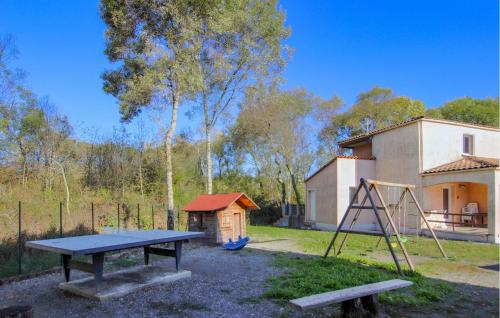 un parque infantil con mesa y columpio en 2 Bedroom Cozy Home In Lablachère, en Lablachère