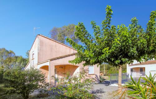 una imagen de un edificio con un árbol en 2 Bedroom Cozy Home In Lablachère, en Lablachère