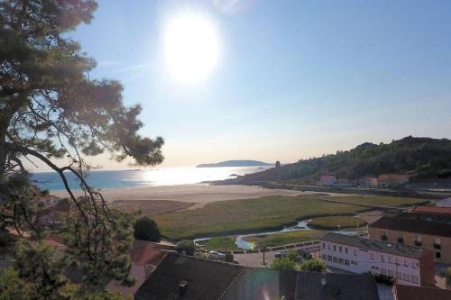 a view of a beach with the sun in the sky at Apartamentos Playa Monte Pindo - Morada Druida in O Pindo
