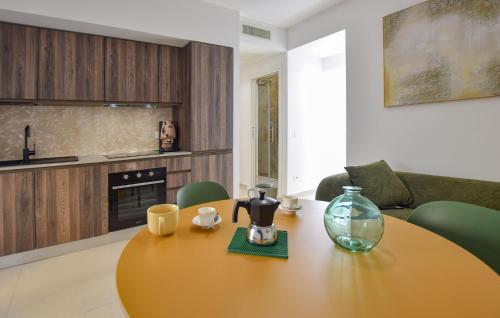 ein Tisch mit einer Vase darauf in einem Wohnzimmer in der Unterkunft Stunning Apartment In Santa Maria Di Castellabate in Santa Maria di Castellabate