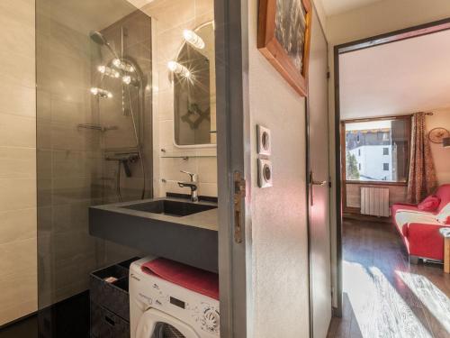 ラ・クリュサにあるStudio cosy au pied des pistes avec terrasse, garage et WIFI - La Clusaz - FR-1-437-66の小さなキッチン(シンク、洗濯機付)