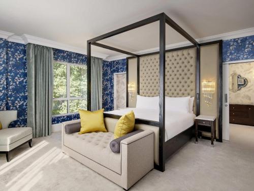 Кровать или кровати в номере Fairmont Windsor Park