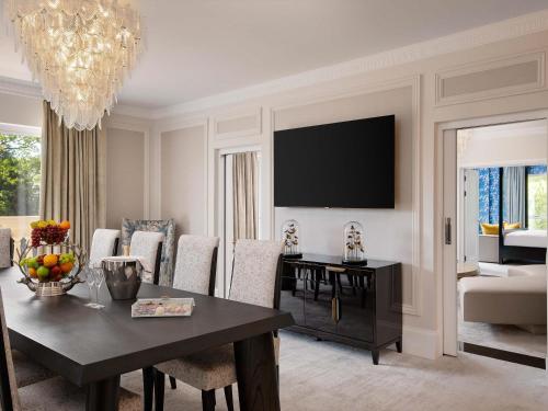 Телевизор и/или развлекательный центр в Fairmont Windsor Park