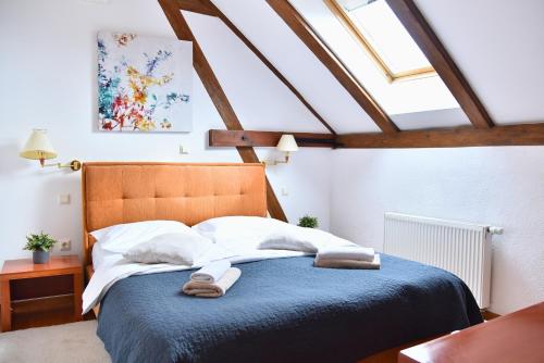 a bedroom with a bed with blue sheets and white pillows at Sobe Bimbo in Zaprešić