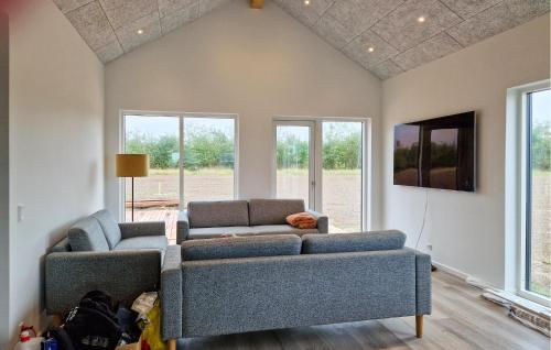 un salon avec un canapé et quelques fenêtres dans l'établissement 3 Bedroom Beautiful Home In Løkken, à Trudslev