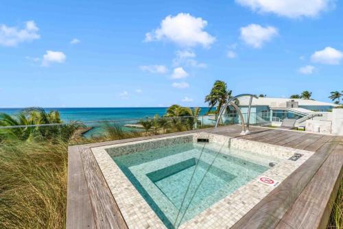 Kolam renang di atau dekat dengan Aqua Second Floor Residence