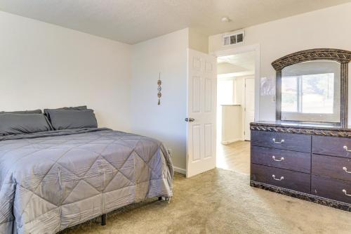 ein Schlafzimmer mit einem Bett, einer Kommode und einem Spiegel in der Unterkunft Sandia Foothills Access! Townhome 5 Mi to Uptown in Canada Village