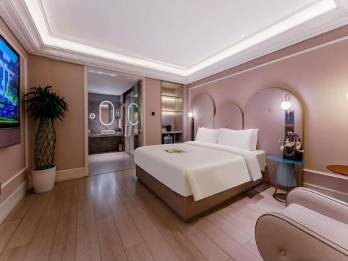 Ένα ή περισσότερα κρεβάτια σε δωμάτιο στο Mercure Shenzhen Nanshan