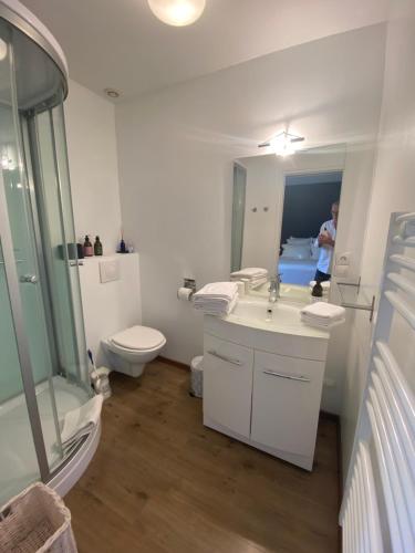 Bilik mandi di Les Chambres de l'Aigronne