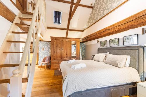 En eller flere senge i et værelse på Hobland Barns by Leap Escapes