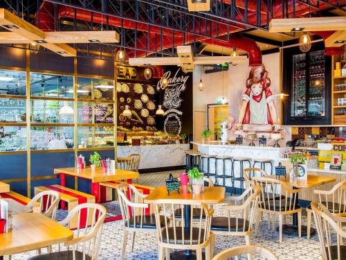 Un restaurante o sitio para comer en Pullman Dubai Downtown