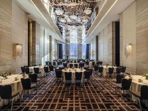 Un restaurante o sitio para comer en Pullman Dubai Downtown