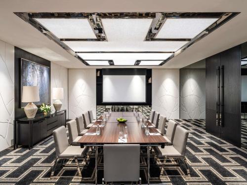 Zona business o sala de conferencias en Pullman Dubai Downtown