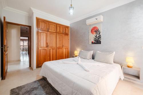 En eller flere senge i et værelse på apartment plaza