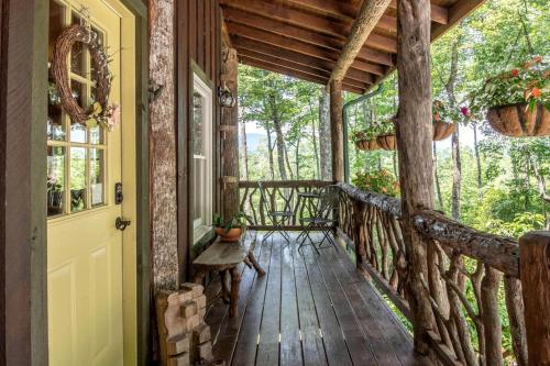 Secluded Delight: Unplug and Reconnect in a Special House in Lake Toxaway's Woodsにあるバルコニーまたはテラス