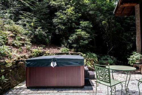 Indian Lake EstatesにあるSecluded Delight: Unplug and Reconnect in a Special House in Lake Toxaway's Woodsのギャラリーの写真