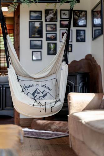 Secluded Delight: Unplug and Reconnect in a Special House in Lake Toxaway's Woodsにあるシーティングエリア