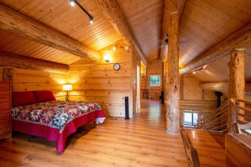 Ένα ή περισσότερα κρεβάτια σε δωμάτιο στο The Log Cabin