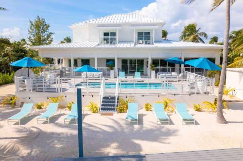 Driftwood VillageにあるCaribe Sun - Modern Villa with Pool! Walk to the Rum Point Club & Kaiboの海辺の家