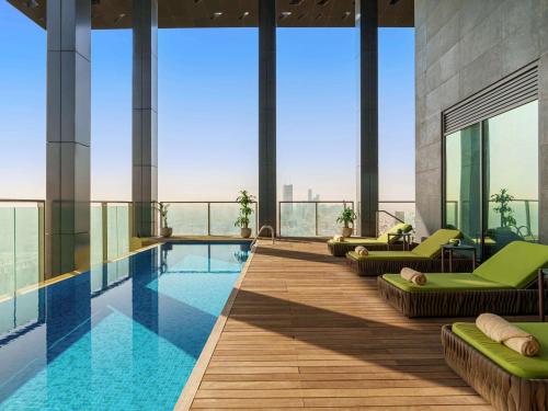 Бассейн в Fairmont Ramla Serviced Residences или поблизости