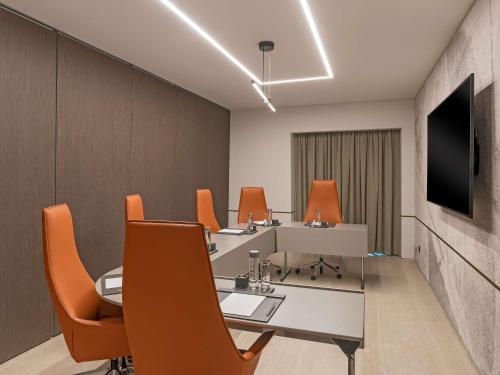Телевизор и/или развлекательный центр в Fairmont Ramla Serviced Residences