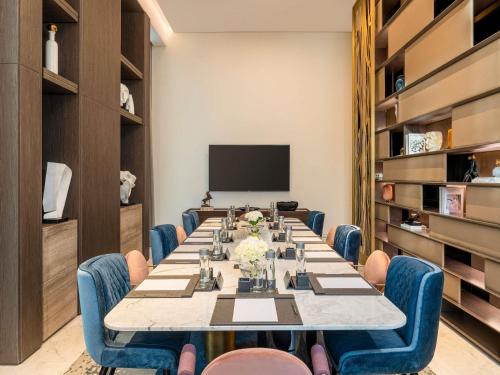 Телевизор и/или развлекательный центр в Fairmont Ramla Serviced Residences