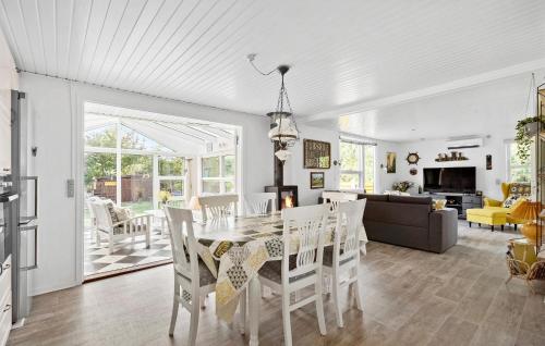 Posezení v ubytování Amazing Home In Tarm With Wifi