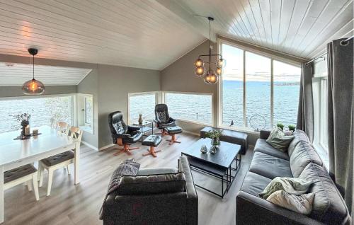 Ruang duduk di Nice Home In Liarvåg With Sauna