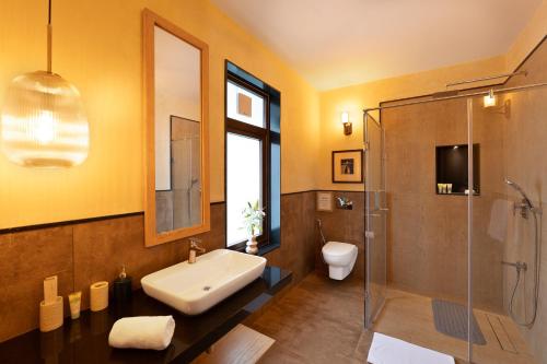 Ένα μπάνιο στο Melhor Stays Villa - L-S07 Luxury 4BHK villa with Private pool at Anjuna