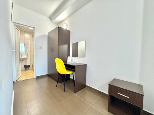 Una televisión o centro de entretenimiento en Hotel Lobo Budva