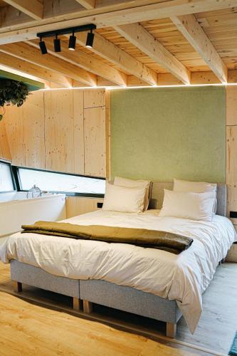 a bedroom with a large bed in a room at Bobble Mons in Mons