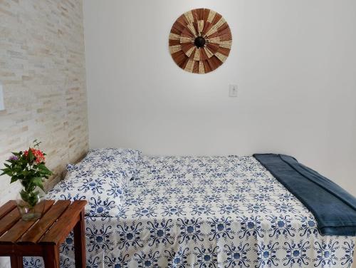 Un dormitorio con una cama con una colcha azul y blanca. en Pousada Ka'a, en Itacaré