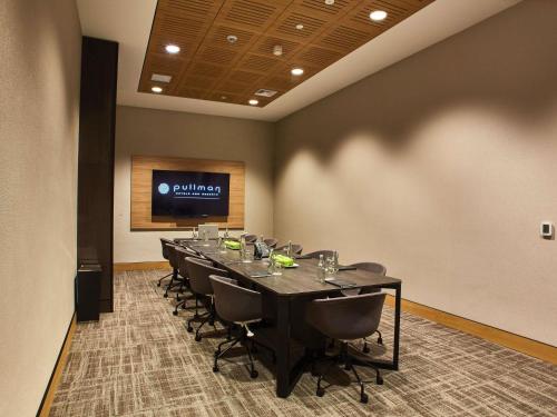 a conference room with a long table and chairs at Pullman Lima Miraflores in Lima