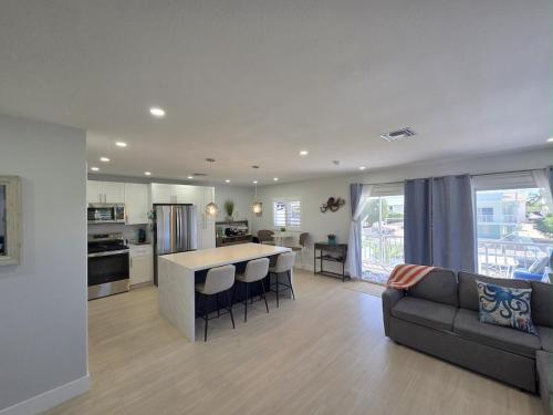 Una cocina o kitchenette en Direct access Canal front with Pool 2 bed 2 bath