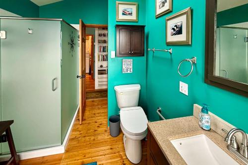 un bagno verde con un water e un lavandino di The Nest on Guemes ad Anacortes