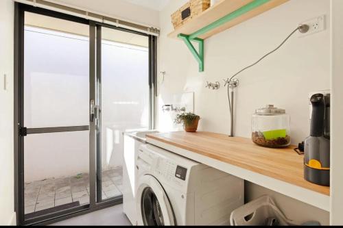 West SwanにあるModern Family Retreat in the Heart of Brabhamの窓付きのキッチン(洗濯機付)