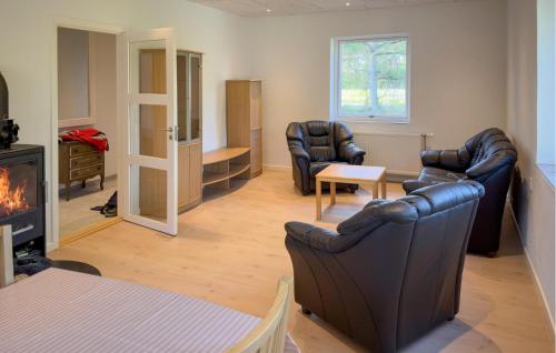 un soggiorno con due poltrone in pelle e un camino di 3 Bedroom Stunning Home In Fårvang a Roe