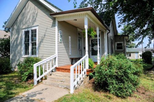 una casa con una barandilla blanca en el porche delantero en 3 Bed Bath with yard and Fire Pit- Charming Small Town Exploring, en Bremen