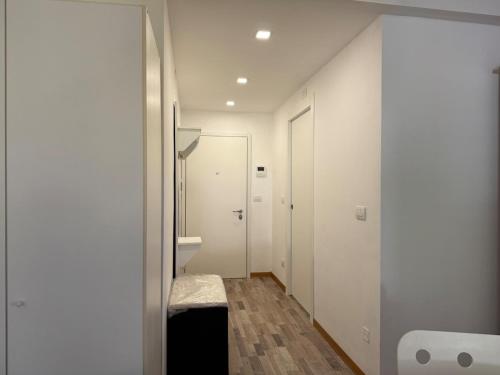 テンノにあるStudio apartment near the lakeの白い壁の廊下のあるバスルーム