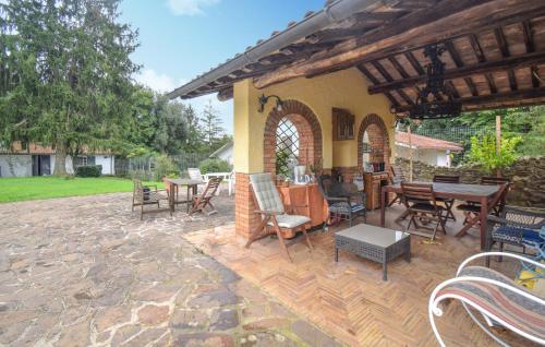 ストリにあるNice Home In Sutri With Wifiのパティオ(テーブル、椅子、テーブル、椅子付)