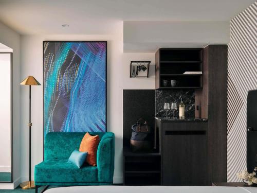 Movenpick Hotel Melbourne On Spencerにあるテレビまたはエンターテインメントセンター
