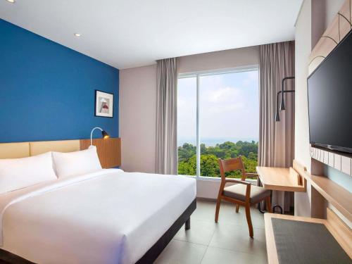 Una televisión o centro de entretenimiento en ibis Styles Bogor Pajajaran