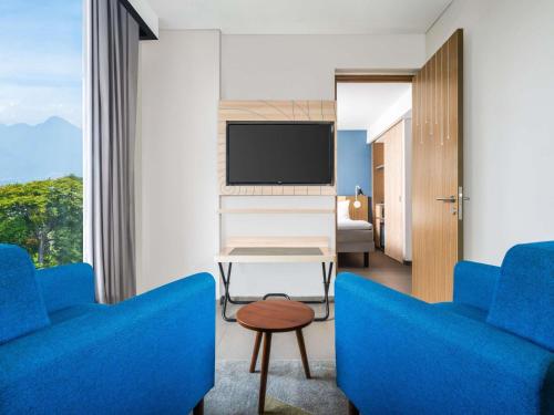 Una televisión o centro de entretenimiento en ibis Styles Bogor Pajajaran